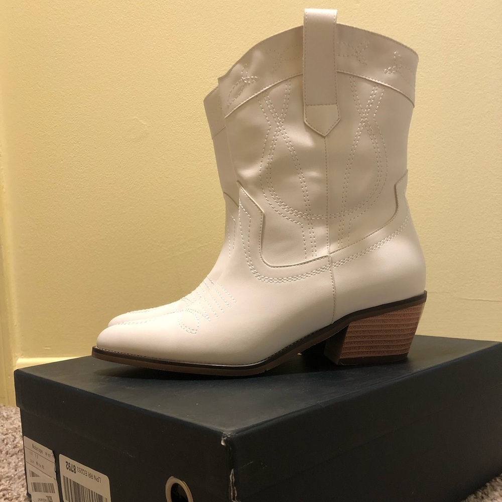 Modatope Cowgirl Boots White size 7.5 BRAND NEW IN BOX